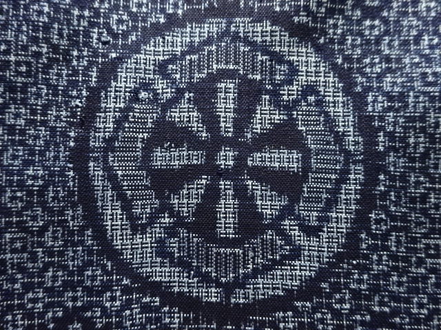 アンティーク　源氏車模様織り出し本場正藍泥染大島紬着物(割り込み絣)